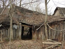 Casa de madera destruida abandonada en peque?o pueblo ruso fotografía de archivo Casa de madera destruida abandonada en peque?o pueblo ruso fotografía de archivo