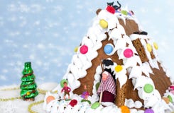 Casa de pão-de-espécie com neve imagens de stock Casa de pão-de-espécie com neve imagens de stock