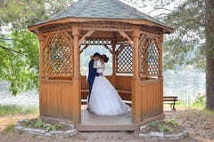 Casa de verano del insude de novia que se besa y del novio imágenes de archivo libres de regalías Casa de verano del insude de novia que se besa y del novio imágenes de archivo libres de regalías