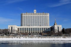 Casa del gobierno de la Federación Rusa en el terraplén de Krasnopresnenskaya en Moscú en invierno foto de archivo Casa del gobierno de la Federación Rusa en el terraplén de Krasnopresnenskaya en Moscú en invierno foto de archivo