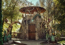 casa del Hada-cuento en un parque con los dragones fotografía de archivo libre de regalías casa del Hada-cuento en un parque con los dragones fotografía de archivo libre de regalías