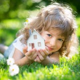 Casa di ecologia in mani immagini stock libere da diritti Casa di ecologia in mani immagini stock libere da diritti