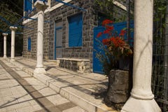 Casa di pietra nera con le finestre blu fotografia stock libera da diritti Casa di pietra nera con le finestre blu fotografia stock libera da diritti