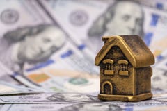 Casa do ouro da lembrança e dólares americanos Hipoteca do conceito, empréstimo, garantia, investimentos financeiros em bens imob imagens de stock Casa do ouro da lembrança e dólares americanos Hipoteca do conceito, empréstimo, garantia, investimentos financeiros em bens imob imagens de stock