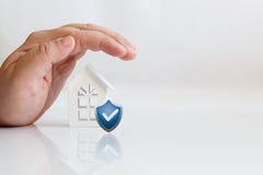 Casa e protetor da mão imagem de stock Casa e protetor da mão imagem de stock