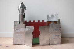 A casa fez o castelo, feito de uma caixa de cartão foto de stock A casa fez o castelo, feito de uma caixa de cartão foto de stock
