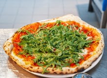 A casa fez a pizza do vegetariano com rúcula fotografia de stock royalty free A casa fez a pizza do vegetariano com rúcula fotografia de stock royalty free