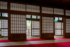 Casa japonesa tradicional con las puertas de papel y Tatami fotografía de archivo Casa japonesa tradicional con las puertas de papel y Tatami fotografía de archivo