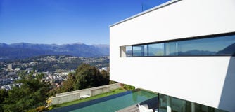 Casa moderna, con lo stagno fotografia stock Casa moderna, con lo stagno fotografia stock