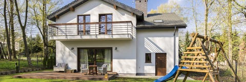 Casa moderna nos subúrbios imagens de stock Casa moderna nos subúrbios imagens de stock