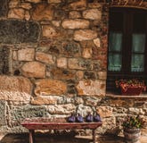 Casa rural no norte da Espanha com os deslizadores de casa no banco foto de stock Casa rural no norte da Espanha com os deslizadores de casa no banco foto de stock