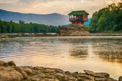 Casa sola en el río Drina en Bajina Basta, Serbia foto de archivo Casa sola en el río Drina en Bajina Basta, Serbia foto de archivo