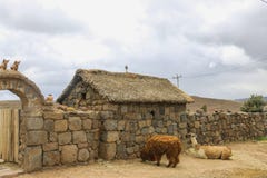 Casa tradizionale vicino alle tombe di Silustani nelle Ande peruviane, gioco di parole immagini stock Casa tradizionale vicino alle tombe di Silustani nelle Ande peruviane, gioco di parole immagini stock
