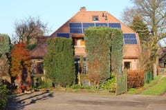 Casa velha tradicional com os painéis solares modernos no telhado, Países Baixos fotos de stock Casa velha tradicional com os painéis solares modernos no telhado, Países Baixos fotos de stock