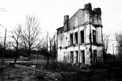 Casa vieja arruinada en blanco y negro Fotos de archivo libres de regalías Casa vieja arruinada en blanco y negro Fotos de archivo libres de regalías