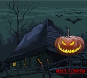 Casa vieja con una calabaza en una cerca en la noche Halloween Foto de archivo libre de regalías Casa vieja con una calabaza en una cerca en la noche Halloween Foto de archivo libre de regalías
