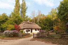Casa vieja de los campesinos y de la cerca en el museo de Pirogovo fotografía de archivo libre de regalías Casa vieja de los campesinos y de la cerca en el museo de Pirogovo fotografía de archivo libre de regalías