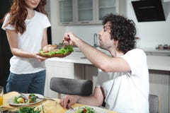 Casal alegre que come o pé saboroso em casa imagens de stock Casal alegre que come o pé saboroso em casa imagens de stock