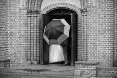 Casal atrás do guarda-chuva foto de stock royalty free Casal atrás do guarda-chuva foto de stock royalty free