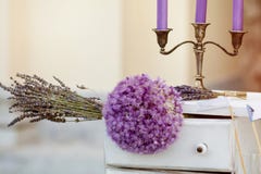 Casarse el ramo, velas azules con una palmatoria y los vidrios con champán ramo de la lavanda que miente en la tabla en el fondo fotos de archivo libres de regalías Casarse el ramo, velas azules con una palmatoria y los vidrios con champán ramo de la lavanda que miente en la tabla en el fondo fotos de archivo libres de regalías