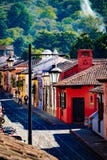 Casas coloridas na rua velha em Antígua, Guatemala foto de stock royalty free Casas coloridas na rua velha em Antígua, Guatemala foto de stock royalty free