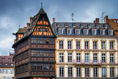 Casas coloridas tradicionais no La Petite France, Strasbourg, Als imagens de stock Casas coloridas tradicionais no La Petite France, Strasbourg, Als imagens de stock