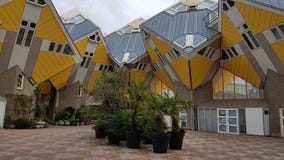 Casas cúbicas de Rotterdam, arquitetura original e projeto, †holandês “julho de 2017 imagens de stock Casas cúbicas de Rotterdam, arquitetura original e projeto, †holandês “julho de 2017 imagens de stock