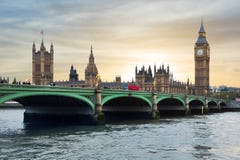 Casas da ponte no por do sol, Londres do parlamento, de Big Ben e de Westminster, Reino Unido imagem de stock royalty free Casas da ponte no por do sol, Londres do parlamento, de Big Ben e de Westminster, Reino Unido imagem de stock royalty free