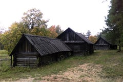Casas de madera viejas en el bosque del otoño imágenes de archivo libres de regalías Casas de madera viejas en el bosque del otoño imágenes de archivo libres de regalías