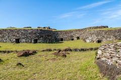 Casas do tijolo nas ruínas da vila de Orongo em Rano Kau Volcano - Ilha de Páscoa, o Chile fotografia de stock royalty free Casas do tijolo nas ruínas da vila de Orongo em Rano Kau Volcano - Ilha de Páscoa, o Chile fotografia de stock royalty free