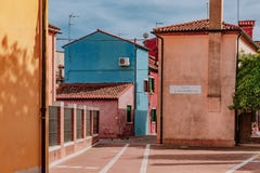 Casas e ruas coloridas na ilha de Burano, Veneza, AIE imagem de stock Casas e ruas coloridas na ilha de Burano, Veneza, AIE imagem de stock