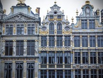 Casas em Grand Place, Bruxelas da guilda, Bélgica imagens de stock Casas em Grand Place, Bruxelas da guilda, Bélgica imagens de stock