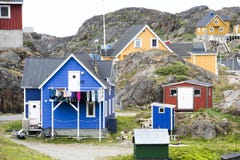 Casas Greenlandic entre rochas, Sisimiut fotos de stock Casas Greenlandic entre rochas, Sisimiut fotos de stock