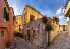 Casas tradicionales y edificios viejos en el pueblo de Archanes, Heraklion, Creta fotografía de archivo libre de regalías Casas tradicionales y edificios viejos en el pueblo de Archanes, Heraklion, Creta fotografía de archivo libre de regalías