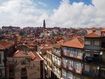 Casas típicas de Porto Portugal em todas as cores com ove da vista imagem de stock Casas típicas de Porto Portugal em todas as cores com ove da vista imagem de stock