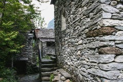 Casas viejas en la pieza del valle del maggia de Suiza fotos de archivo Casas viejas en la pieza del valle del maggia de Suiza fotos de archivo