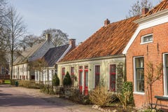 Casas viejas en una calle en Oudeschans Fotografía de archivo libre de regalías Casas viejas en una calle en Oudeschans Fotografía de archivo libre de regalías