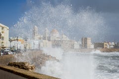 Cascada en Cádiz con la catedral en fondo imagen de archivo libre de regalías Cascada en Cádiz con la catedral en fondo imagen de archivo libre de regalías