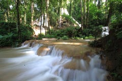 Cascade blanche en Thaïlande du nord photo libre de droits Cascade blanche en Thaïlande du nord photo libre de droits