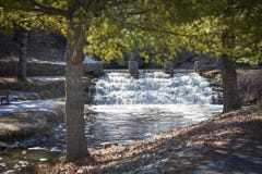 Cascade de barrage à l'établissement d'incubation de poissons dans Decorah, Iowa Photo stock Cascade de barrage à l'établissement d'incubation de poissons dans Decorah, Iowa Photo stock