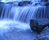 Cascade à écriture ligne par ligne bleue images stock Cascade à écriture ligne par ligne bleue images stock