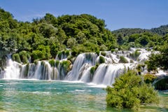 Cascade à écriture ligne par ligne en stationnement national Croatie de Krka Photo stock Cascade à écriture ligne par ligne en stationnement national Croatie de Krka Photo stock