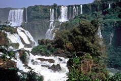 cascades à écriture ligne par ligne d'iguazu du Brésil photo libre de droits cascades à écriture ligne par ligne d'iguazu du Brésil photo libre de droits