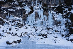 Cascata congelata - lago Braies - l'Italia immagine stock Cascata congelata - lago Braies - l'Italia immagine stock