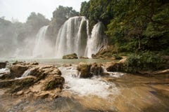 Cascata di Gioc di divieto nel Vietnam immagine stock Cascata di Gioc di divieto nel Vietnam immagine stock
