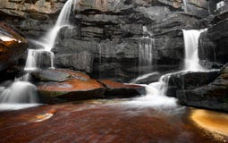 Cascata, rocce e acqua pulita del fiume della montagna Fotografie Stock Libere da Diritti Cascata, rocce e acqua pulita del fiume della montagna Fotografie Stock Libere da Diritti