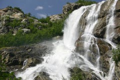 Cascata ruvida della montagna di estate fotografie stock libere da diritti Cascata ruvida della montagna di estate fotografie stock libere da diritti