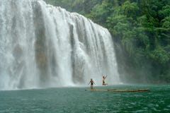 Cascata tropicale con i ragazzi sulla zattera. Cascata tropicale con i ragazzi sulla zattera.