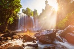 Cascata tropicale di mattina fotografia stock Cascata tropicale di mattina fotografia stock