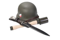 Casco dell'esercito tedesco, granata a mano un il periodo della seconda guerra mondiale della baionetta isolato Fotografia Stock Casco dell'esercito tedesco, granata a mano un il periodo della seconda guerra mondiale della baionetta isolato Fotografia Stock
